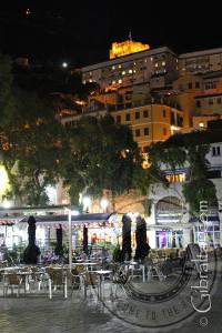 Imagen nocturna de la Plaza Gran Casemates en Gibraltar